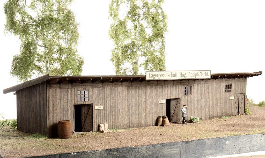 Lagerschuppen mit mehreren Toren in Holzoptik