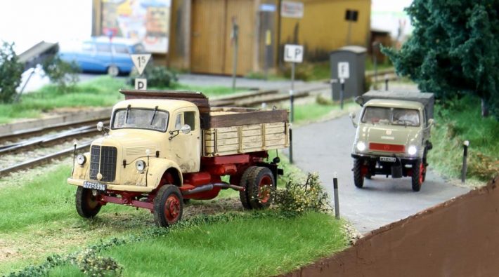 RC Autos auf einer Spur Null Anlage