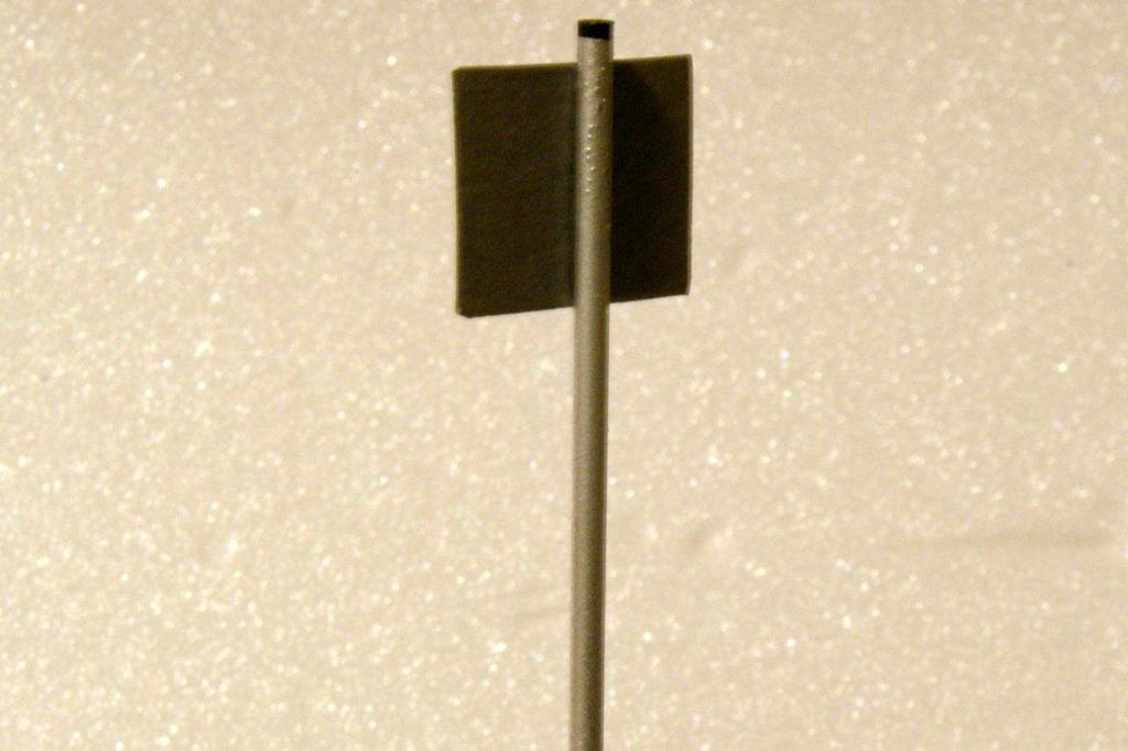 Verkehrsschild angeklebt - nicht schön. Das machen wir besser...