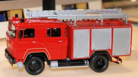 Magirus Deutz Feuerwehr Tanklöschfahrzeug TLF 16 - 25 von Neo Scale Models