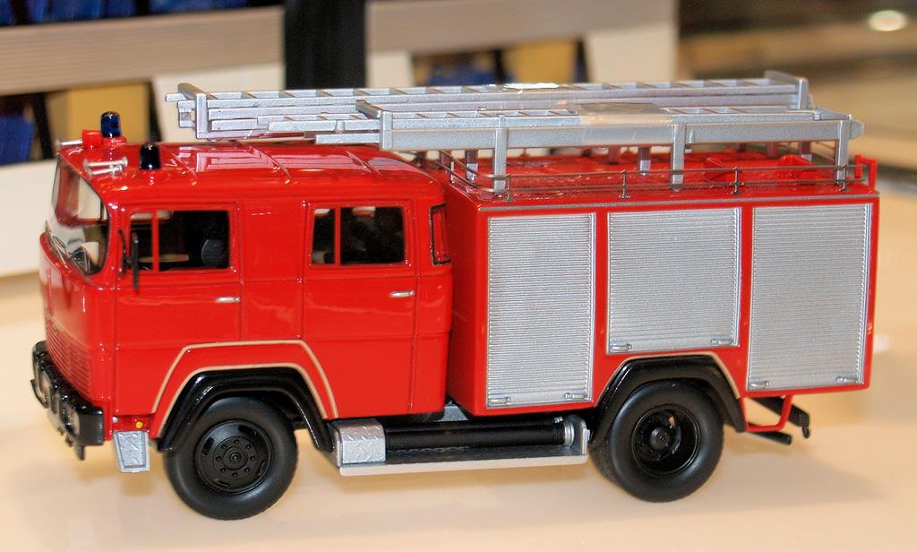 Magirus Deutz Feuerwehr Tanklöschfahrzeug TLF 16 - 25 von Neo Scale Models