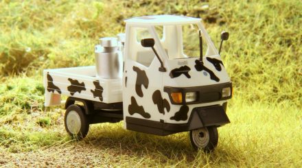     Sondermodell der Piaggio Ape 50 von Busch mit Kuhflecken