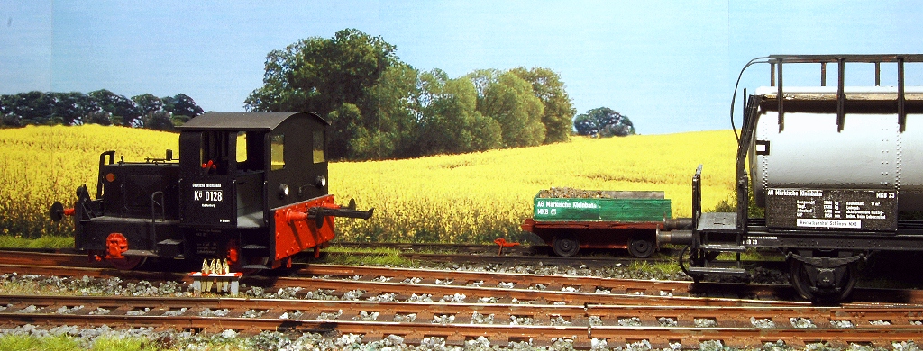 Rangieren vor sommerlicher Kulisse auf der märkischen Kleinbahn