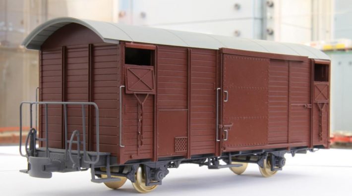 Der gedeckte Güterwagen Gbk-v ist das erste Modell aus der Spritzgussform