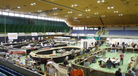 Die große Sport- und Stadthalle bietet genug Platz für über 60 Aussteller und große Anlagen.