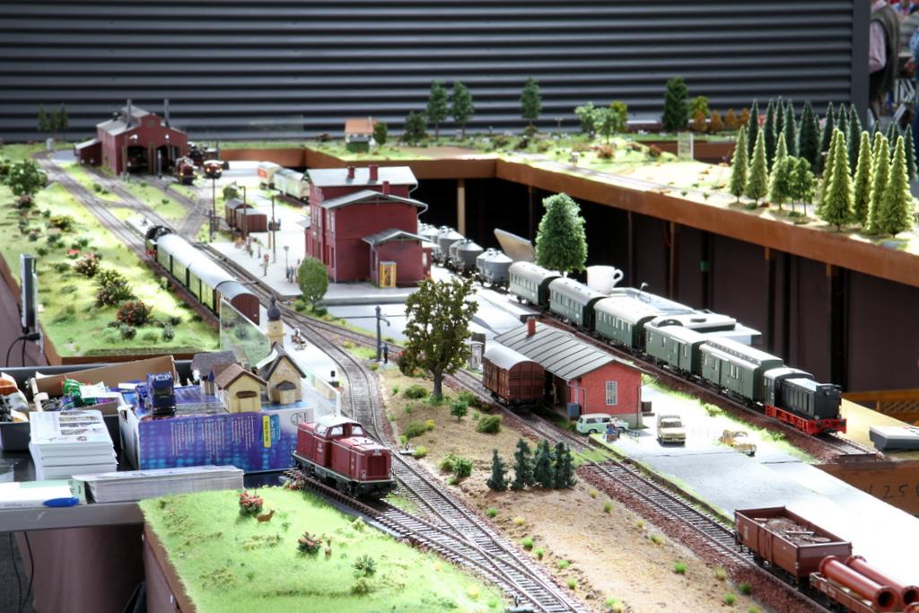 Bahnhof mit Gütergleisen und Betriebswerk im Zentrum der Anlage