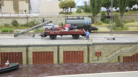 Hafen mit Kaimauer, Spundwänden und gepflasterter Ladestraße