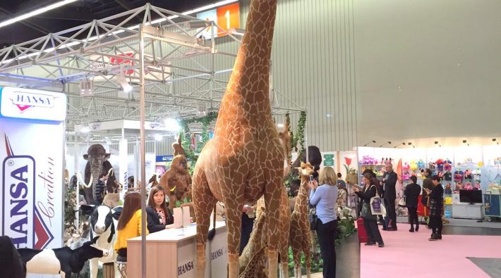 Von Wachsen und Schrumpfen auf der Spielwarenmesse 2106: Plüsch-Giraffe in Lebensgröße