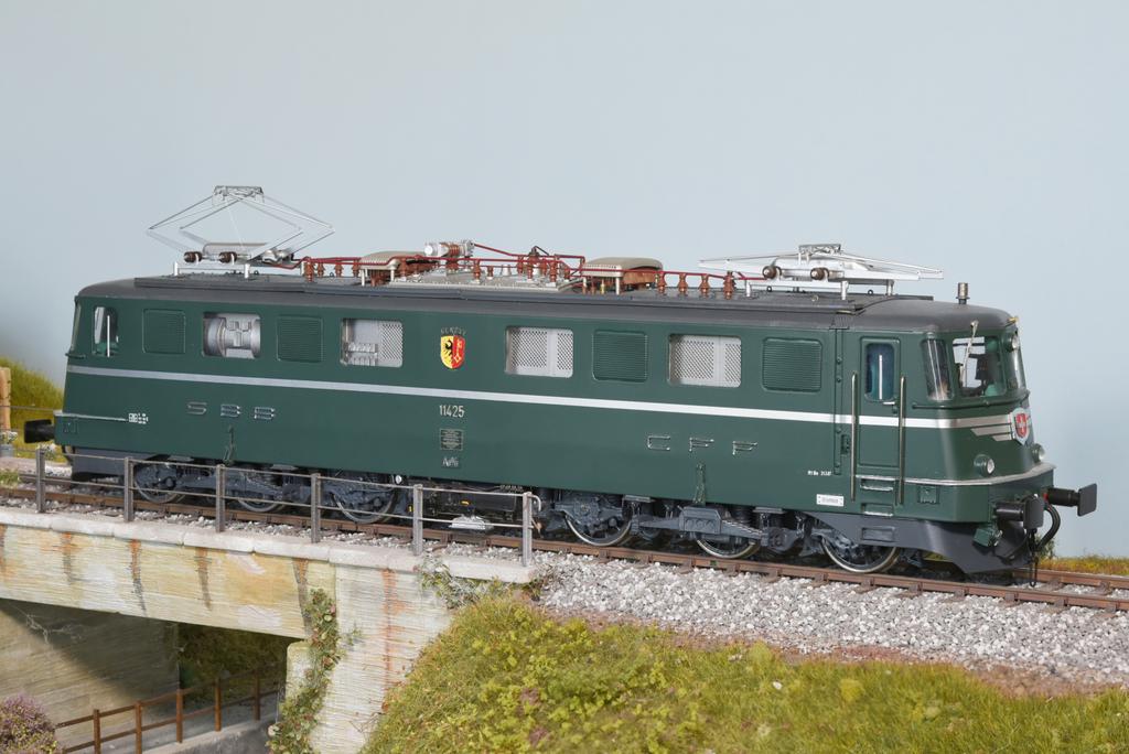 Gehört nach wie vor zu den schönsten schweizerischen E-Loks: die «Gotthardlokomotive» Ae 6/6 Nr. 11425 mit dem Kantonswappen von Genf und dem silbrigen Zierstreifen. Erbaut mit Hermann-Teilen und Maxon-Motoren von Heinz Straub.