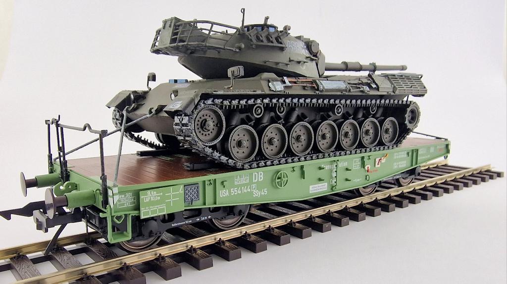 Leopard 1 als Ladegut für Schwerlastwagen
