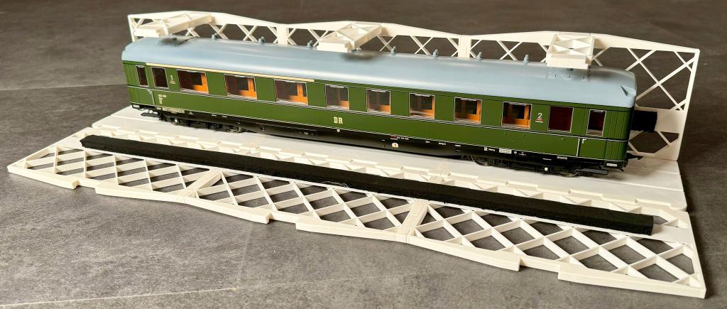 Personenwagen in Transportbox