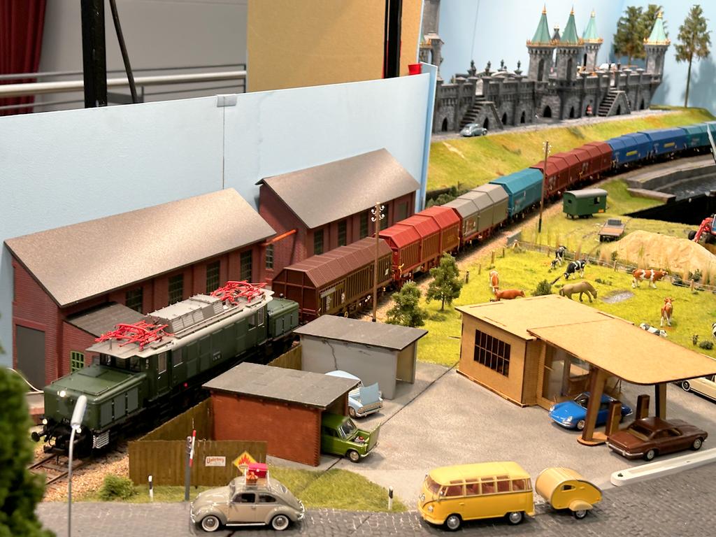 Langer Zug mit Teleskophaubenwagen Shimms