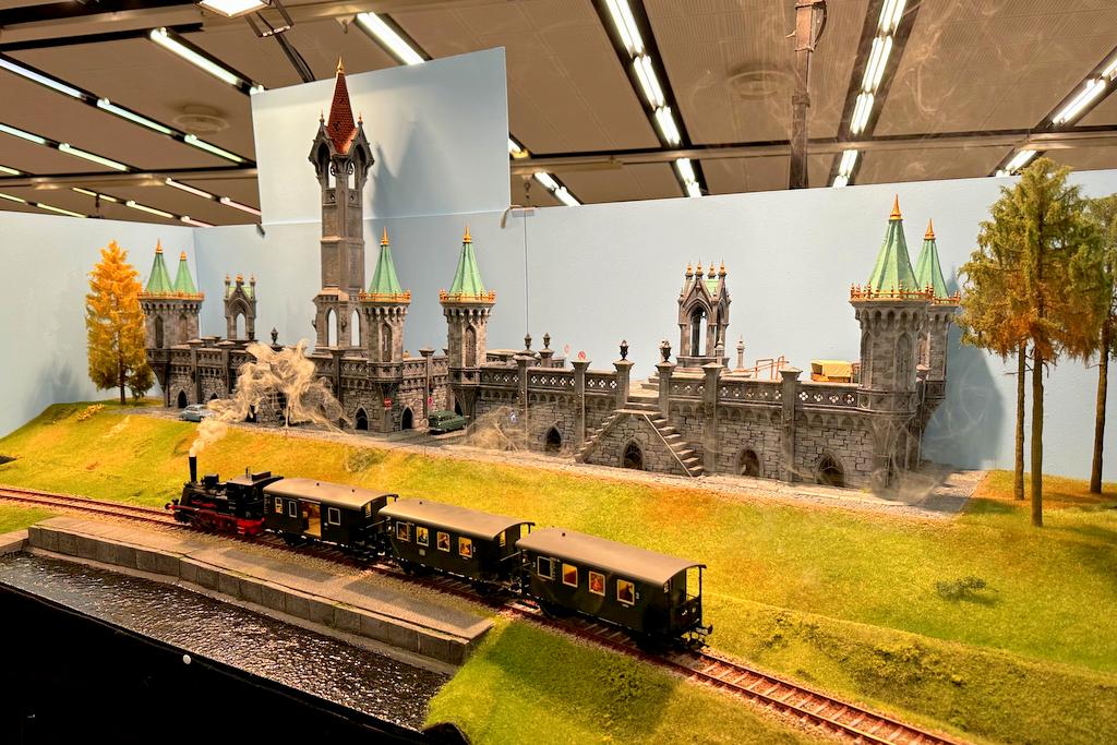 Bayerischer Lokalbahnzug vor historischer Kulisse