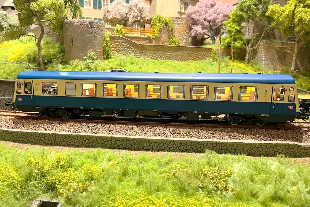 BR 627 ozeanblau-beige auf Strecke
