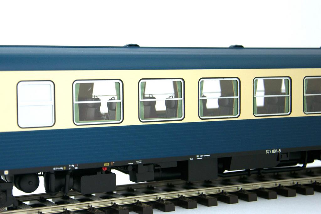 BR 627 ozeanblau-beige innen