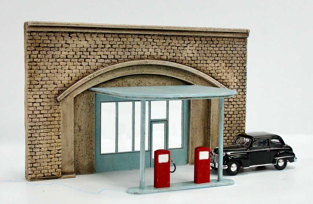 Stadtbahnviadukt mit Tankstelle