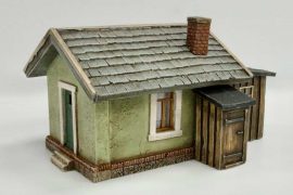 Waller Streckenposten mit Toilettenhäuschen und kleinem Schuppen