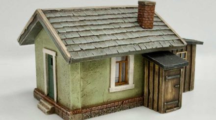 Waller Streckenposten mit Toilettenhäuschen und kleinem Schuppen