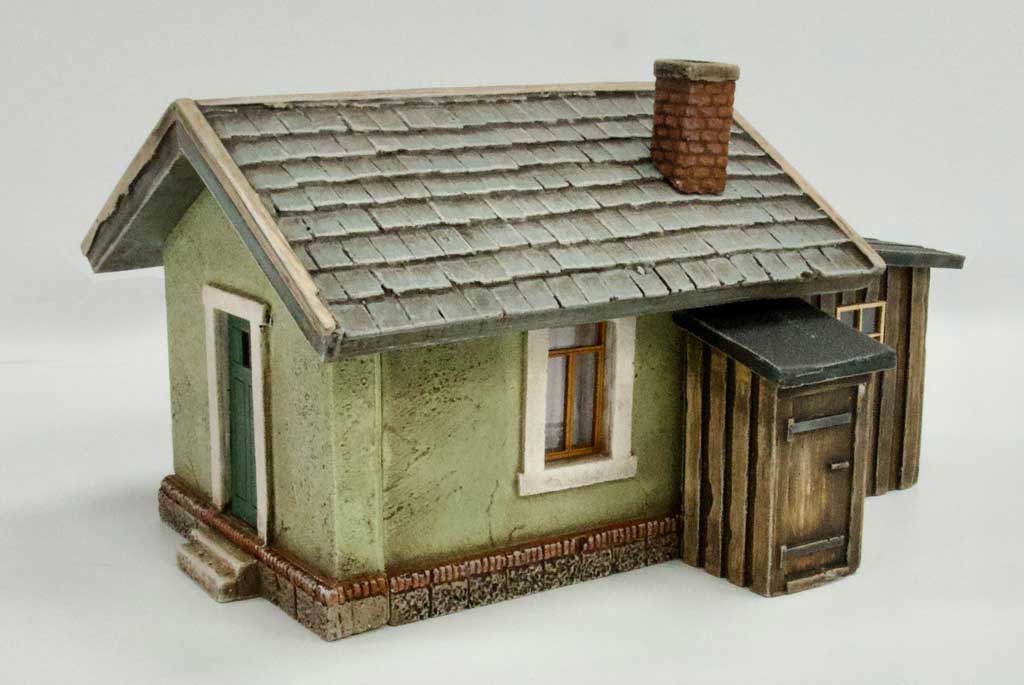 Waller Streckenposten mit Toilettenhäuschen und kleinem Schuppen