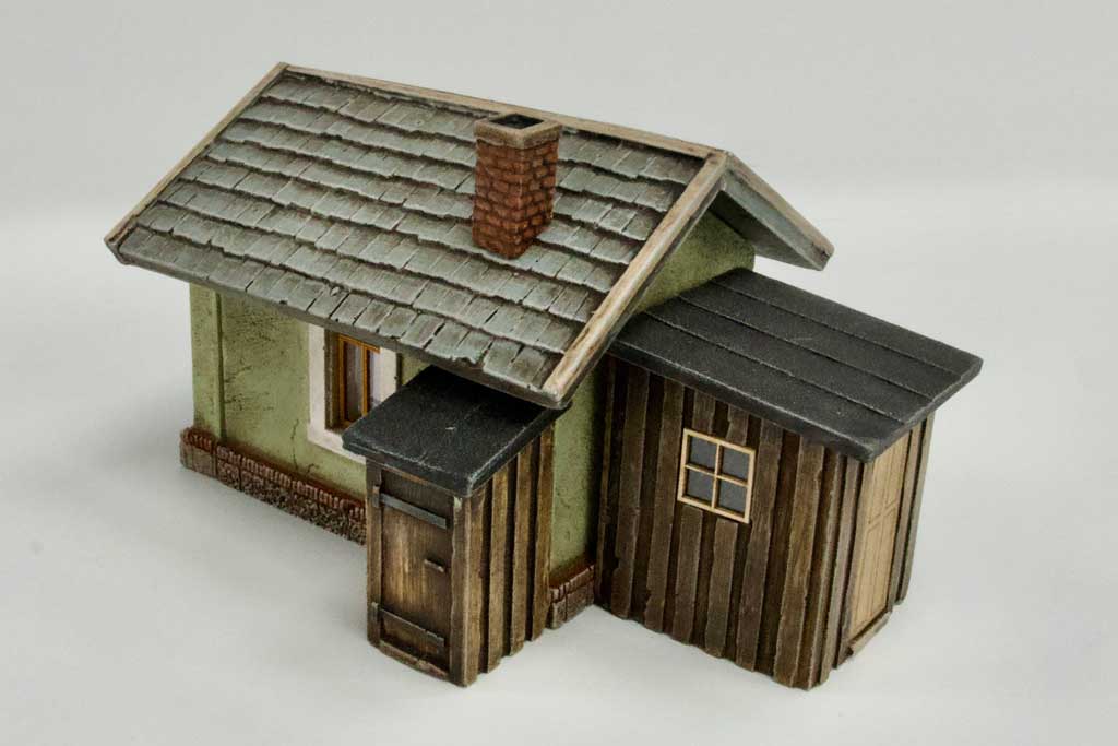 Waller Streckenposten mit Toilettenhäuschen und kleinem Schuppen